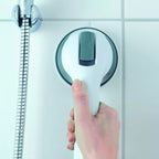 Asidero de baño con ventosas instalado en pared de ducha junto al grifo
