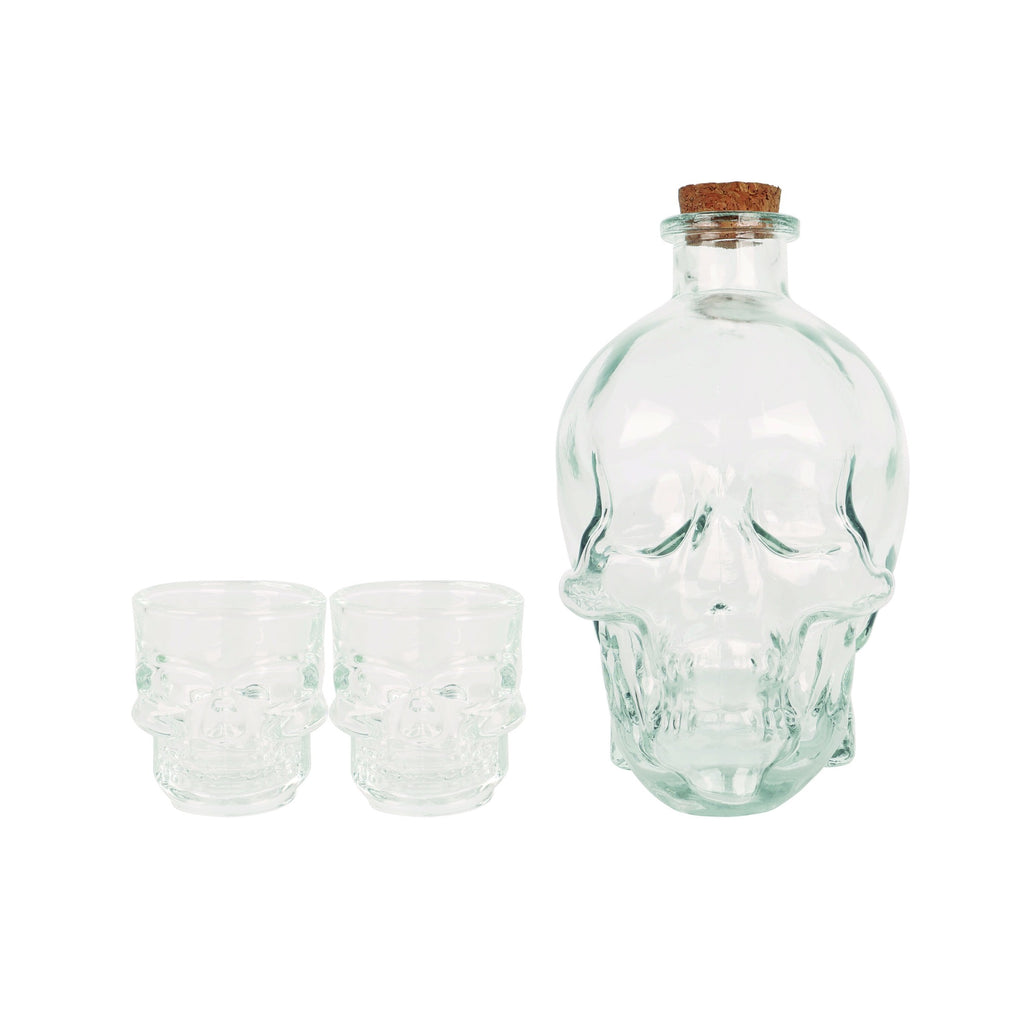 Set de licorera calavera de cristal 850ml con 2 vasos de chupito sobre fondo blanco