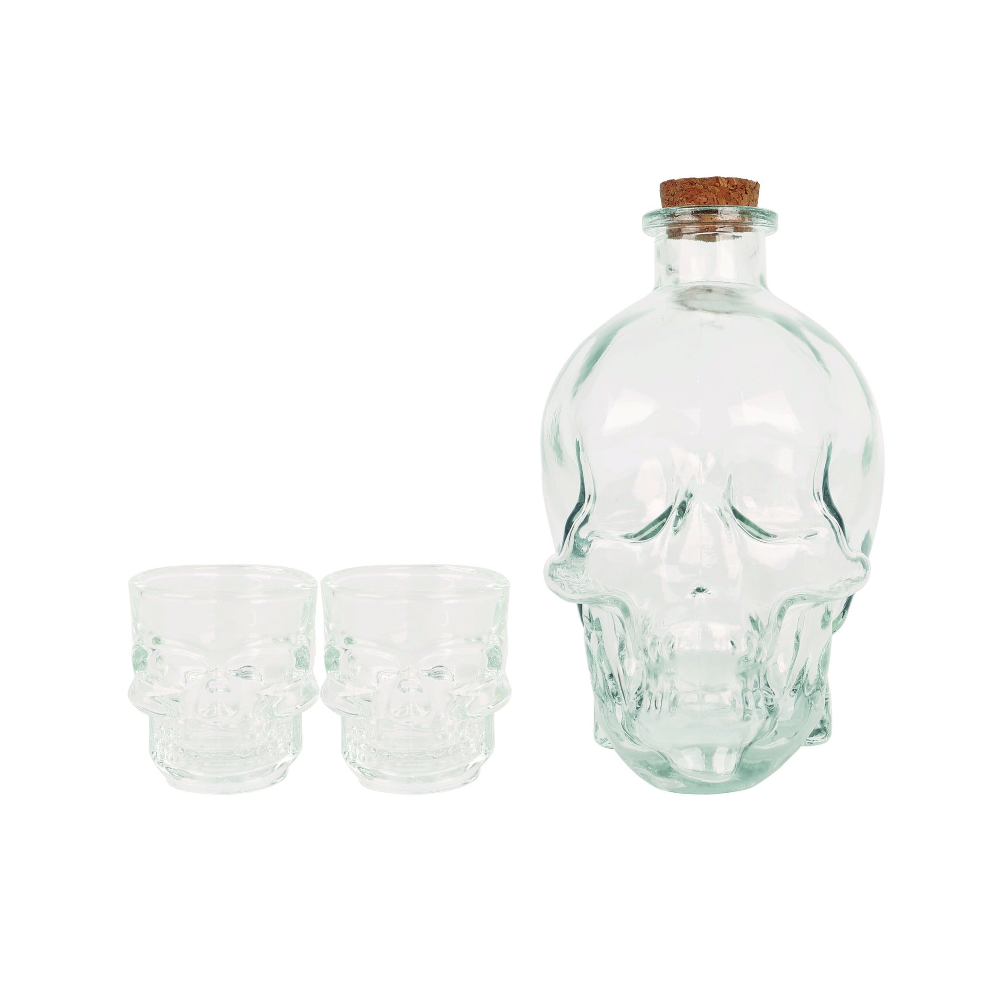 Set de licorera calavera de cristal 850ml con 2 vasos de chupito sobre fondo blanco