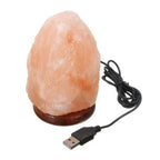 Mini lámpara de sal del Himalaya con conexión USB sobre fondo blanco