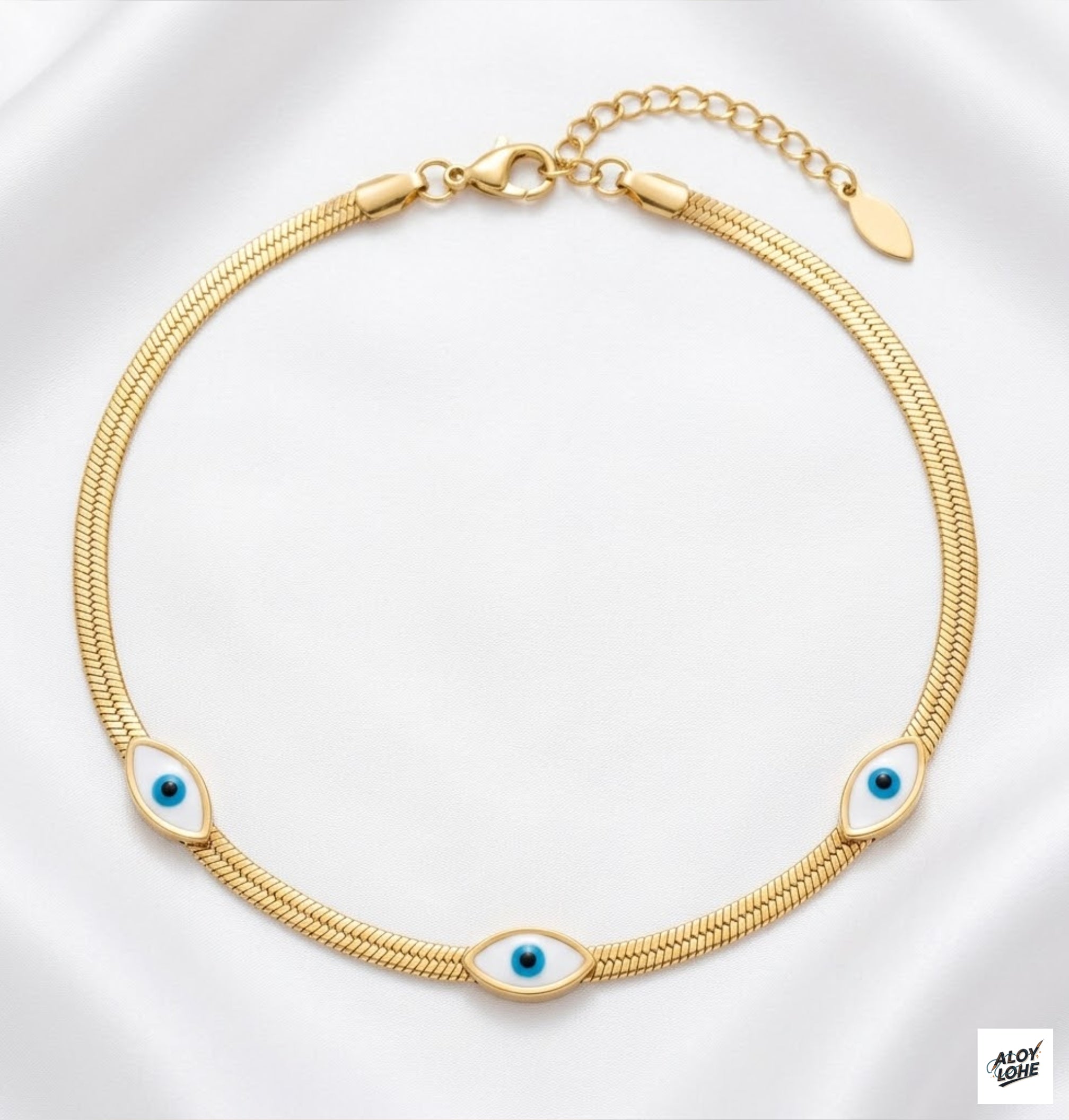 Pulsera de Acero Dorado con Detalles de Ojo: Elegancia y Diseño Atemporal