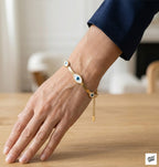 Pulsera de Acero Dorado con Detalles de Ojo: Elegancia y Diseño Atemporal