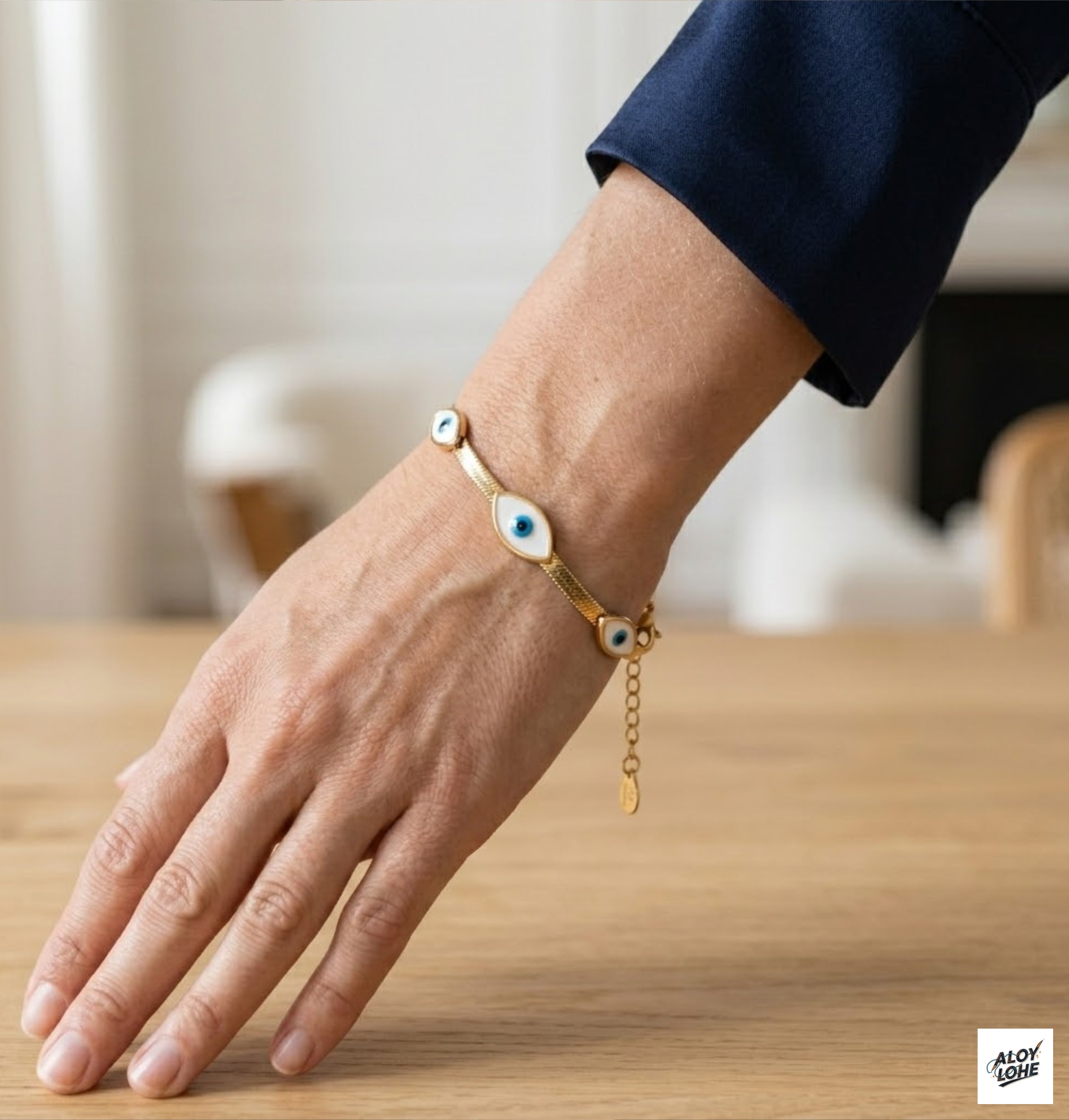 Pulsera de Acero Dorado con Detalles de Ojo: Elegancia y Diseño Atemporal