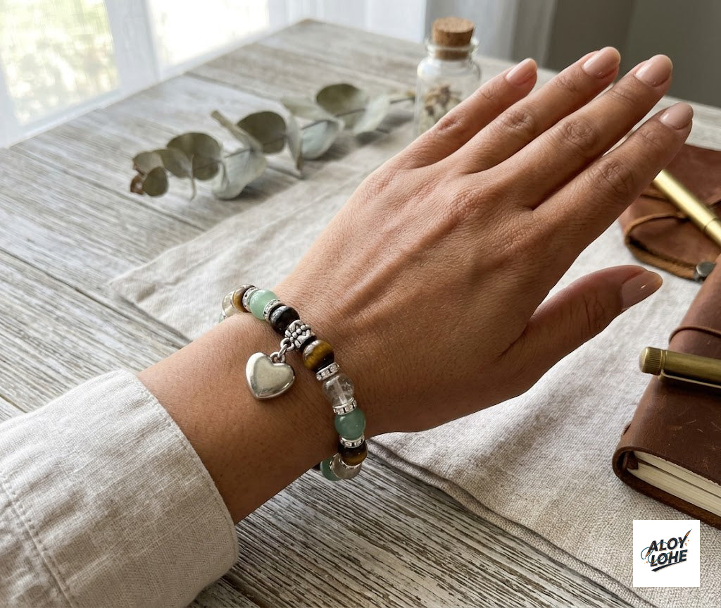 Pulsera de Ojo de Tigre Natural con Colgante de Corazón: Estilo y Calidez