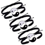 Set de 2 pulseras Yin Yang negras hechas a mano sobre fondo blanco