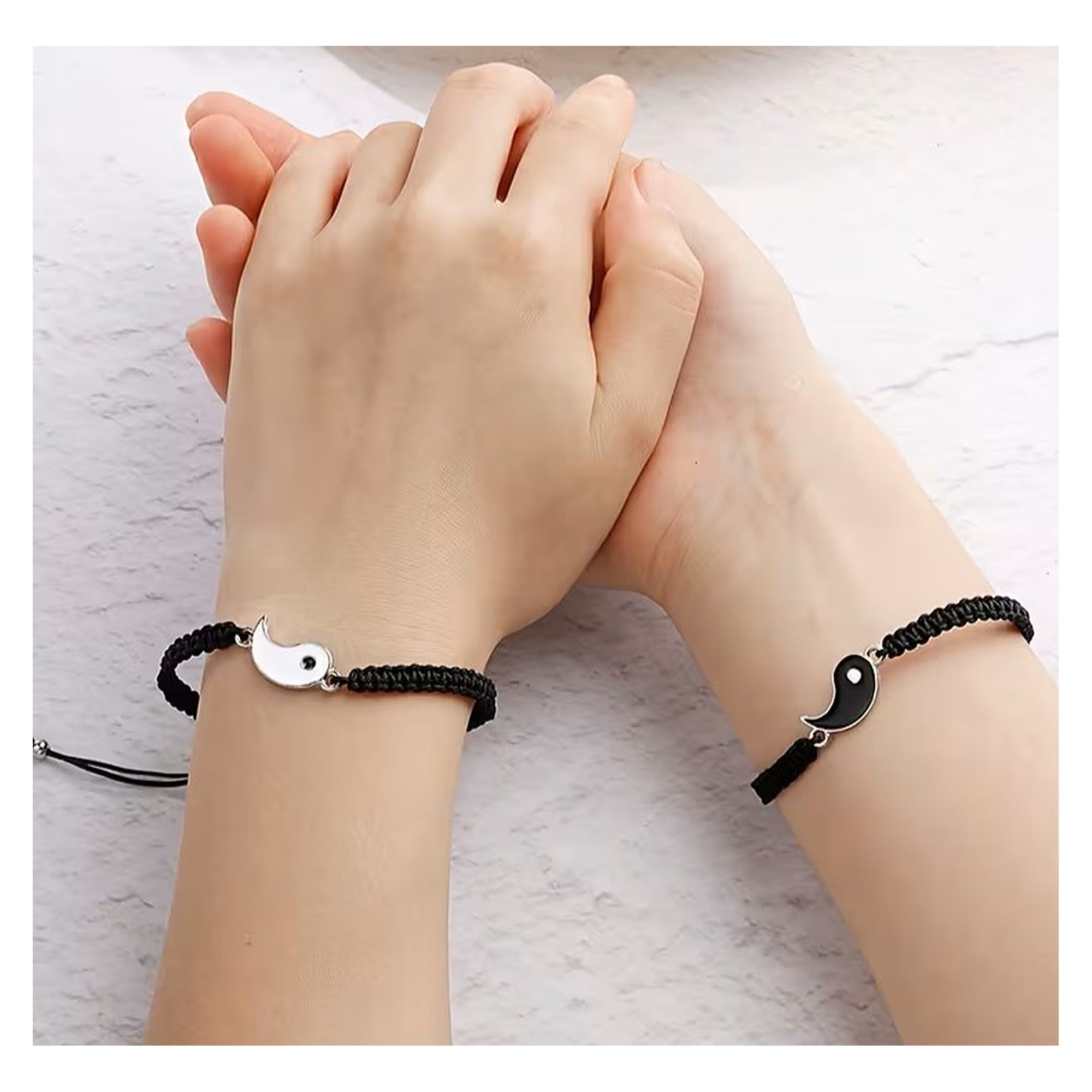Set de 2 pulseras Yin Yang negras hechas a mano, puestas en pareja de manos