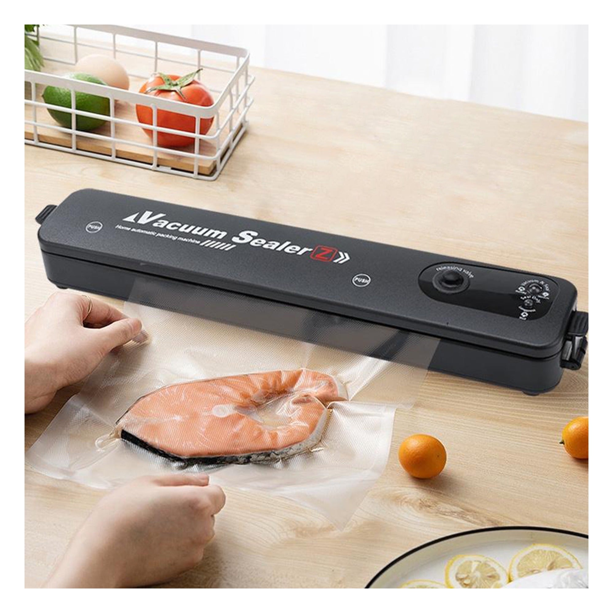 Selladora al vacío compacta negra 90W sellando salmón al vacío