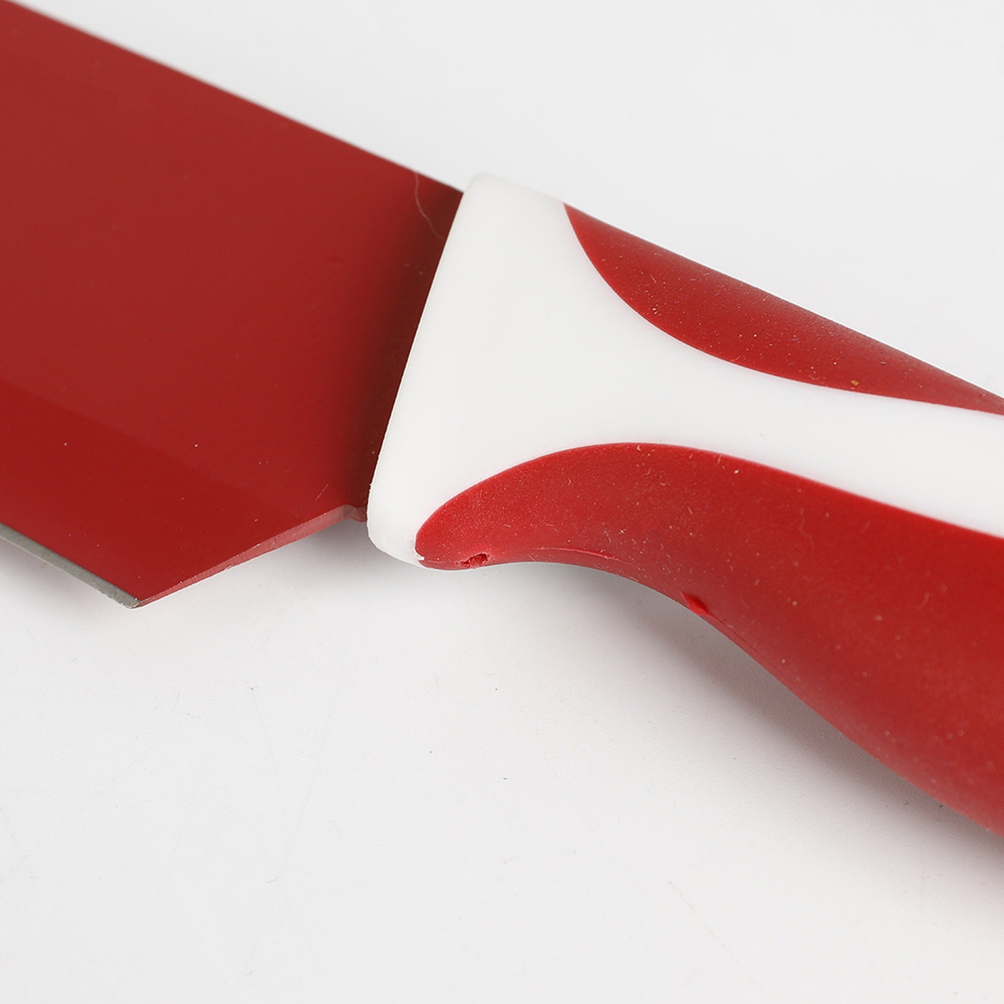 Detalle del mango ergonómico rojo del cuchillo de chef