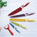 Set de 6 cuchillos de cocina multicolor con pelador sobre fondo blanco