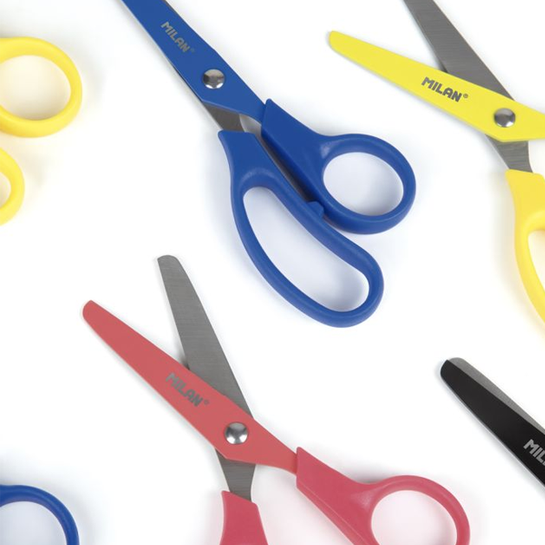 Tijeras Escolares Milan Asimétricas de 13.4 cm | Color Azul con Punta Rombo Segura