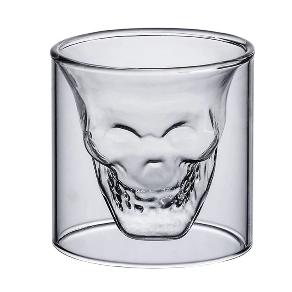 Set de 3 vasos de cristal en forma de calavera sobre fondo blanco