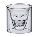 Set de 3 vasos de cristal en forma de calavera sobre fondo blanco