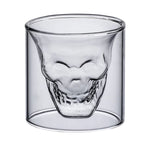 Set de 3 vasos de cristal en forma de calavera sobre fondo blanco