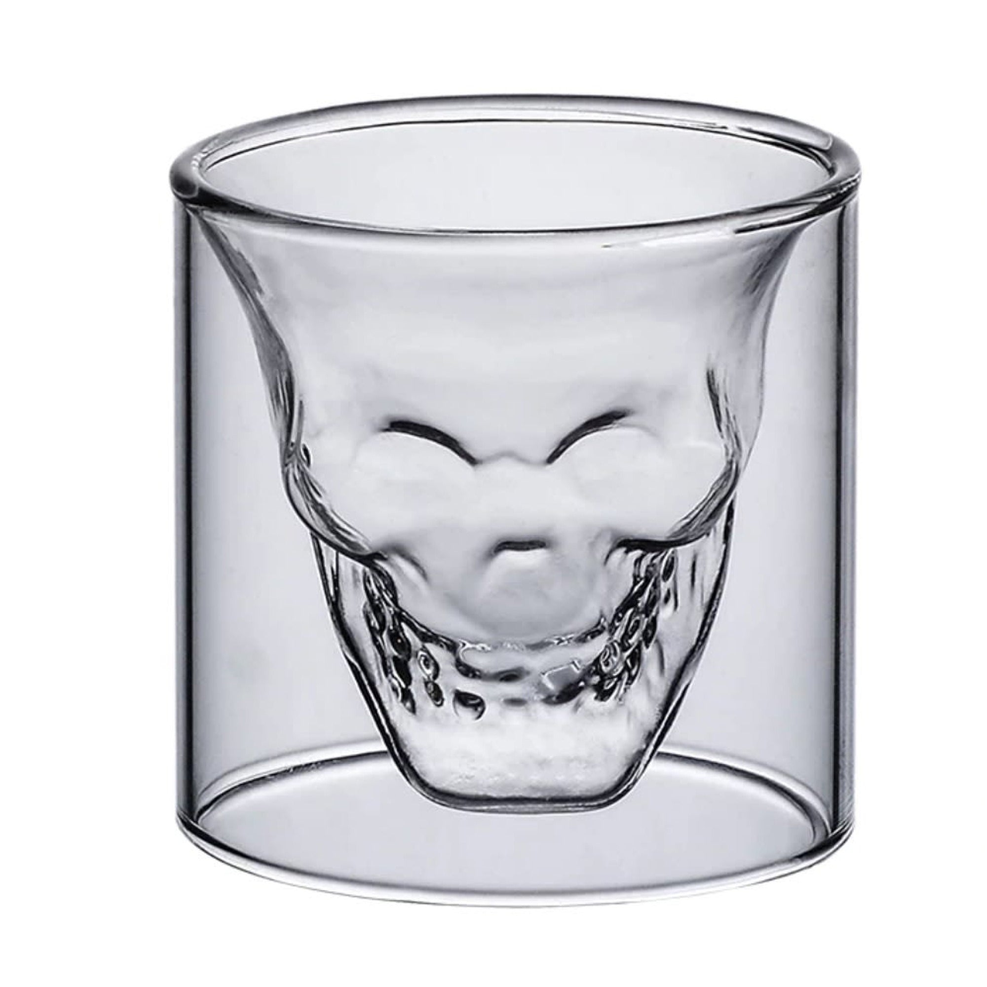Set de 3 vasos de cristal en forma de calavera sobre fondo blanco