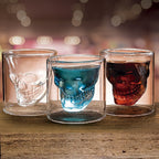 Set de 3 vasos calavera con bebidas de colores en ambiente de bar